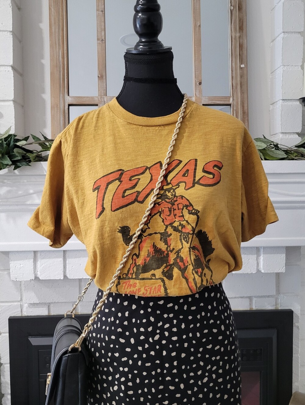 Velva Sheen Mustard Yellow 'Texas' Lobe Star Graphic Women's Tee Size Medium